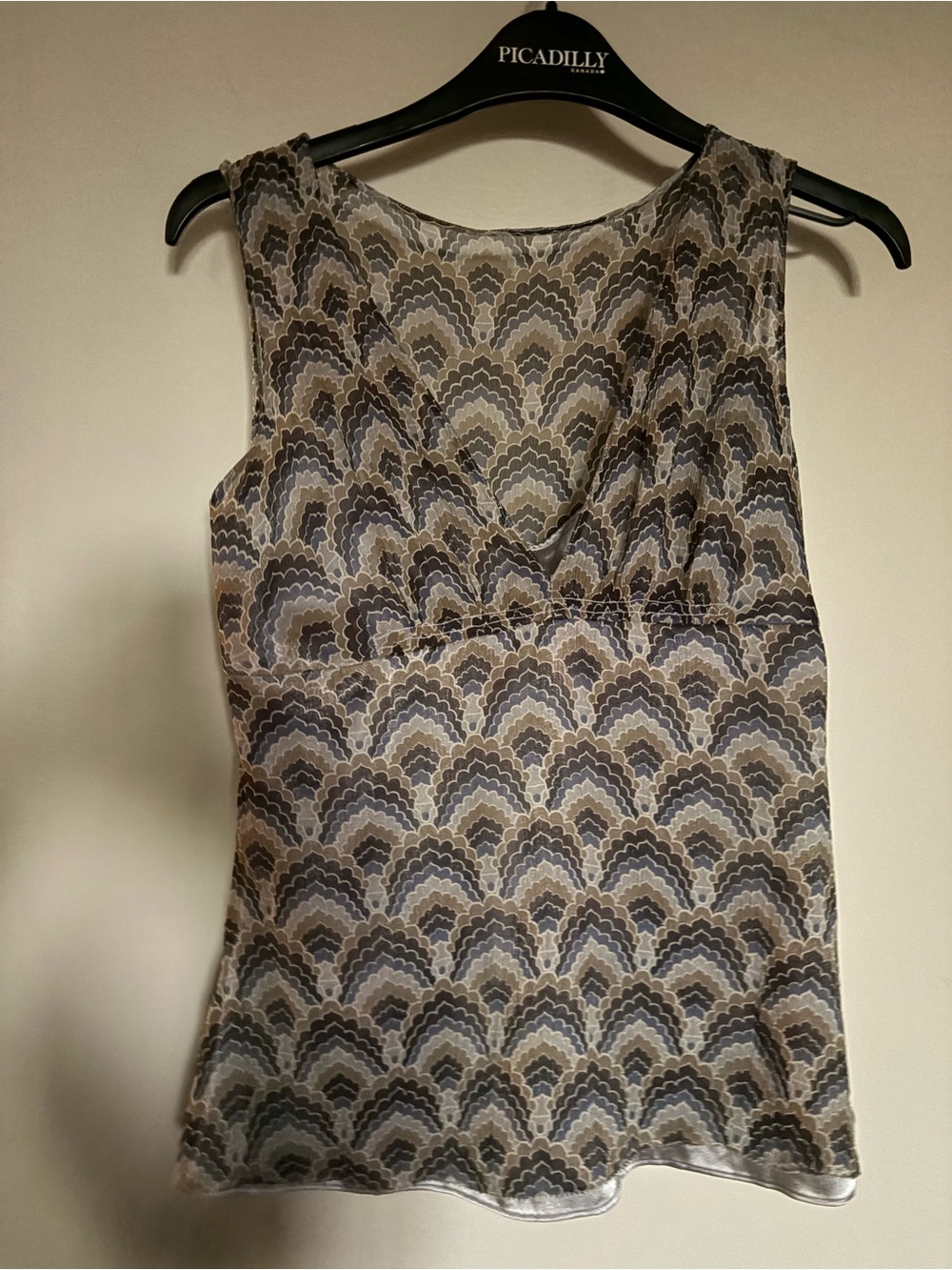 Tahari 100% Silk Brane new  blouse with silver lining